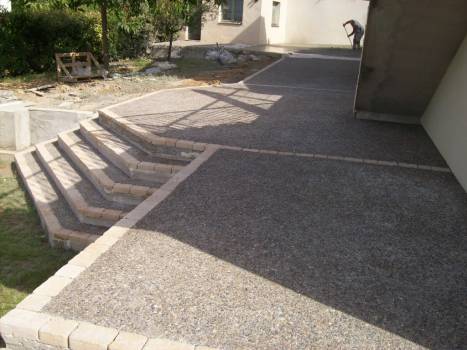 Entreprise TP pour pose d'un dallage et escalier en béton bordés de pavés dans le sud de la France