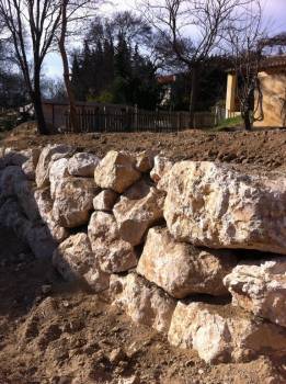 Construction de mur de soutenement en bloc de pierres dans les Bouches du Rhone