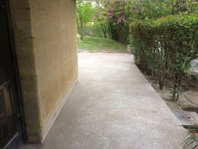 Reprise des trottoirs en béton désactivé dans une résidence à Aix en Provence