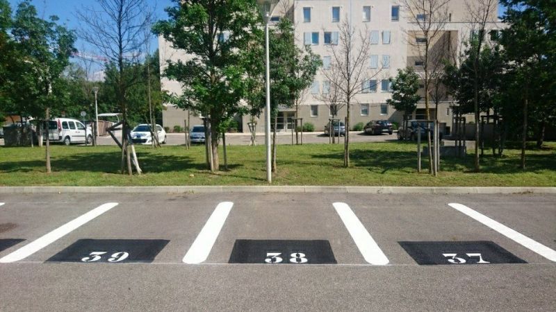 Traçage au sol des places de parking avec numérotation dans les Bouches du Rhône