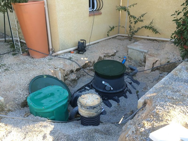 Installation de la fosse septique près de la maison d'un particulier