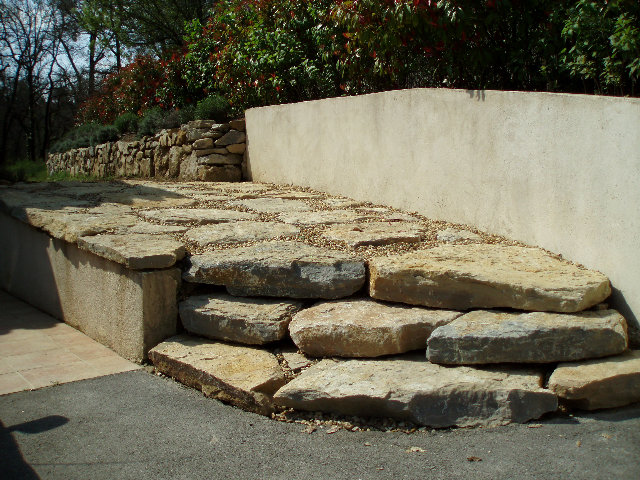 escalier paysager en pierres plates
