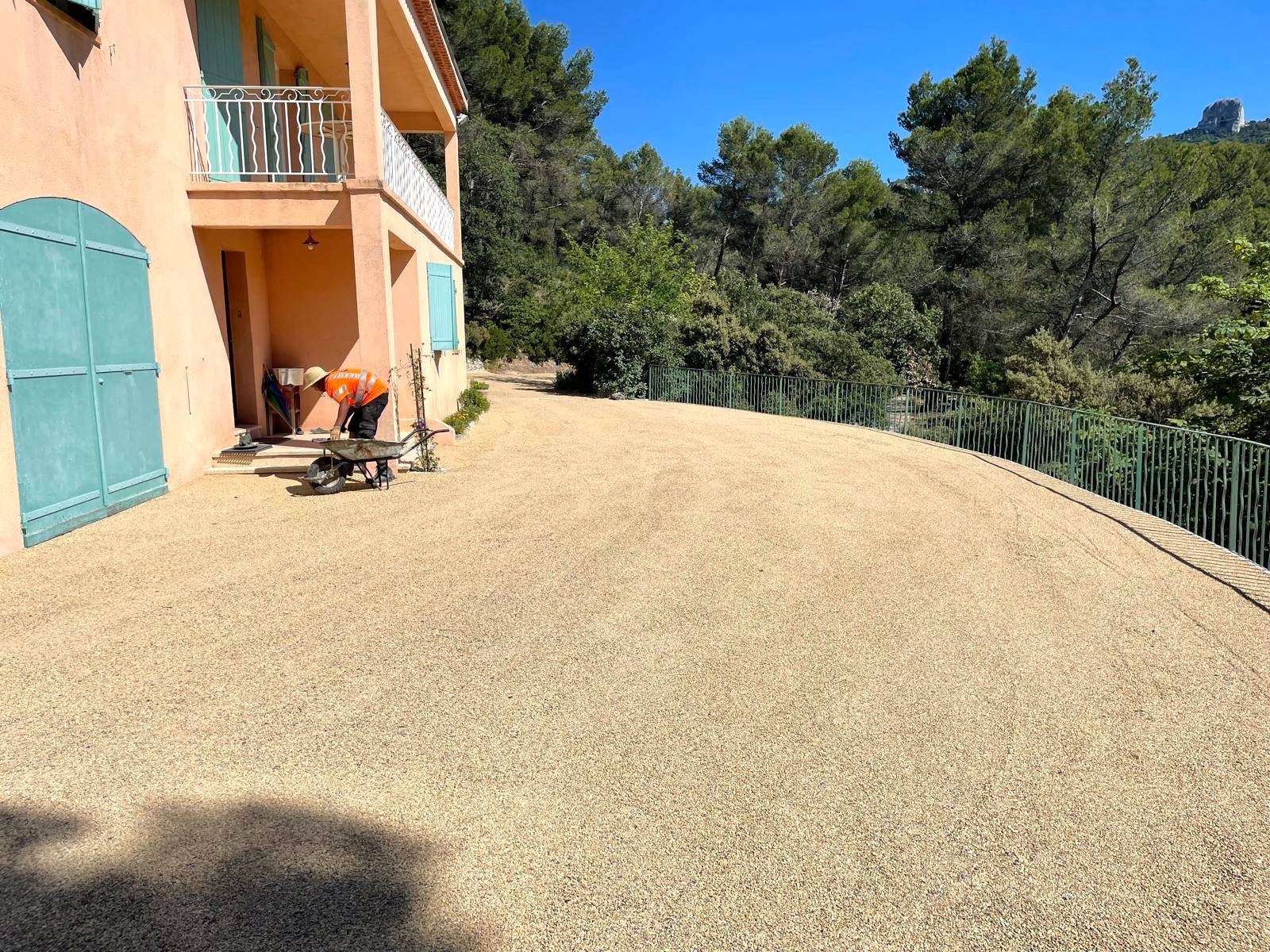 Gravillonnage en bicouche ocre villa individuelle chez un particulier à Simiane-Collongue dans le 13