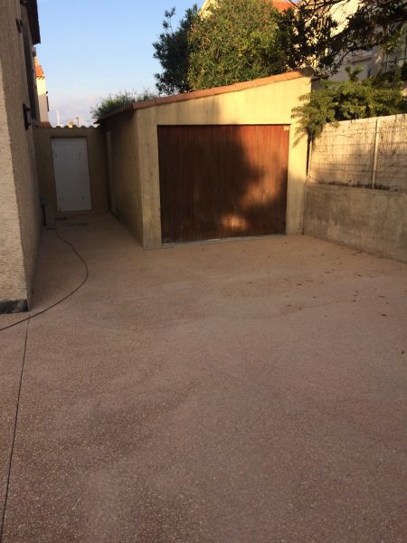 Création d'une allée en béton désactivé rose dans le 13 à Gardanne