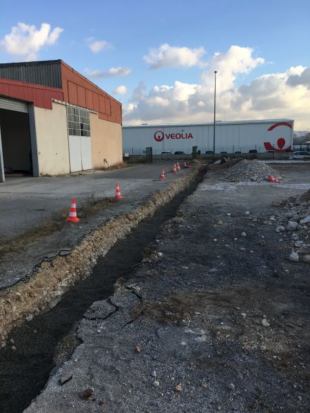 Mise en place d'un lit de sable avant de refermer la tranchée