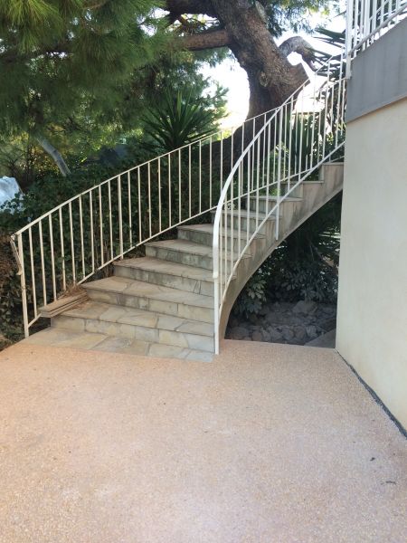 Aménagement d'une voie d'accès en béton désactivé ton rose