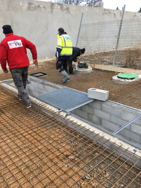 Essai de mise en place des grilles du caniveau avant coulage de la dalle en béton