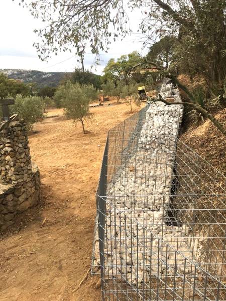 mur de gabion en cours de remplissage par réseau TP dans le 13
