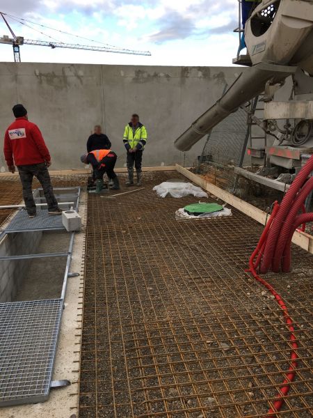 Coulage de la dalle béton de l'air de lavage dans le 13