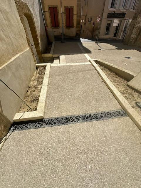 Pose de béton désactivé avec bordures dans le 13