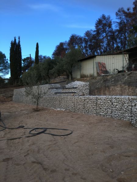 installation d'une rangée de cages de gabions