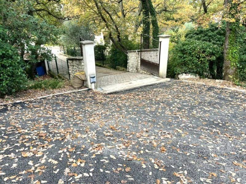 Entrée de villa en enrobé noir avec bordure en pavé dans le 13