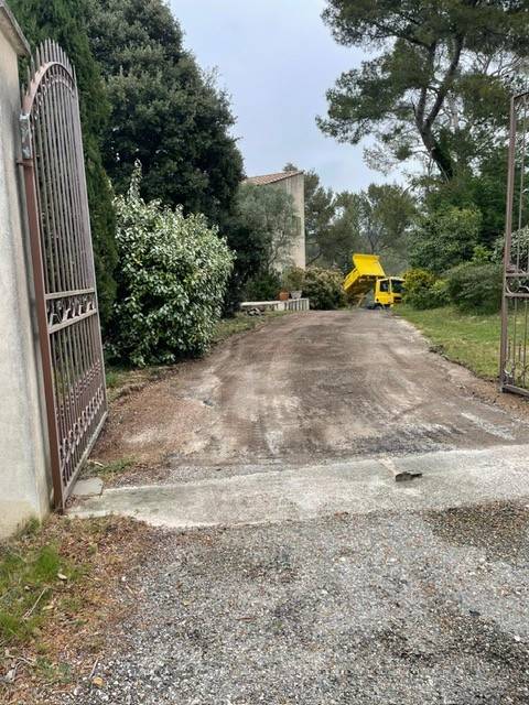 Reprofilage et compactage d'un chemin d'accès en bicouche