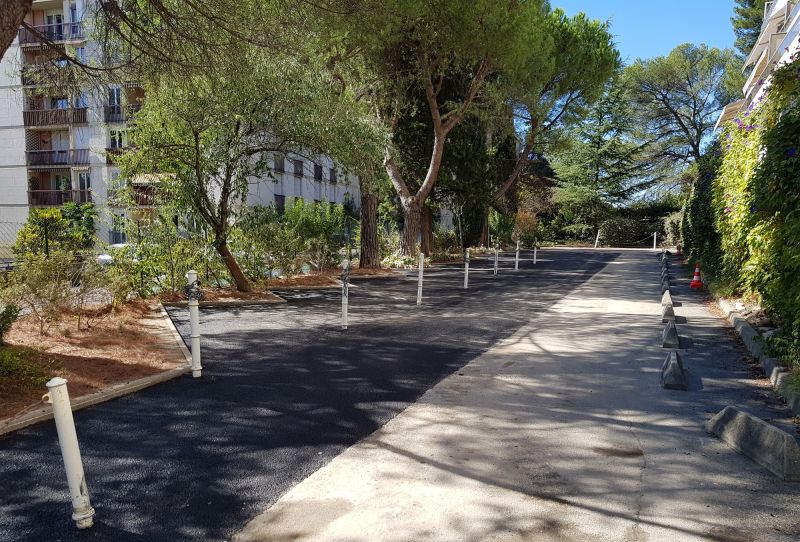 Réfection d'enrobé noir et traçage de places de parking dans une copropriété à Salon de Provence dans les Bouches du Rhône