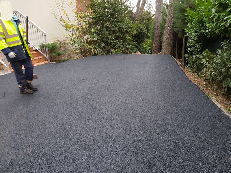 Aménagement d'un chemin d'accès en enrobé au Tholonet