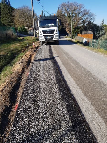 Application d'une couche d'acrochage sur un acotement de voirie dans le 13