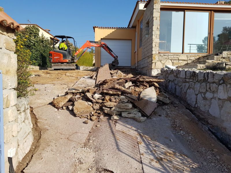 Goudronnage d'un enrobé abîmé avec le temps à Carnoux en Provence 13