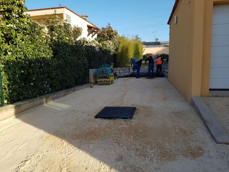Application de l'enrobé noir à la main