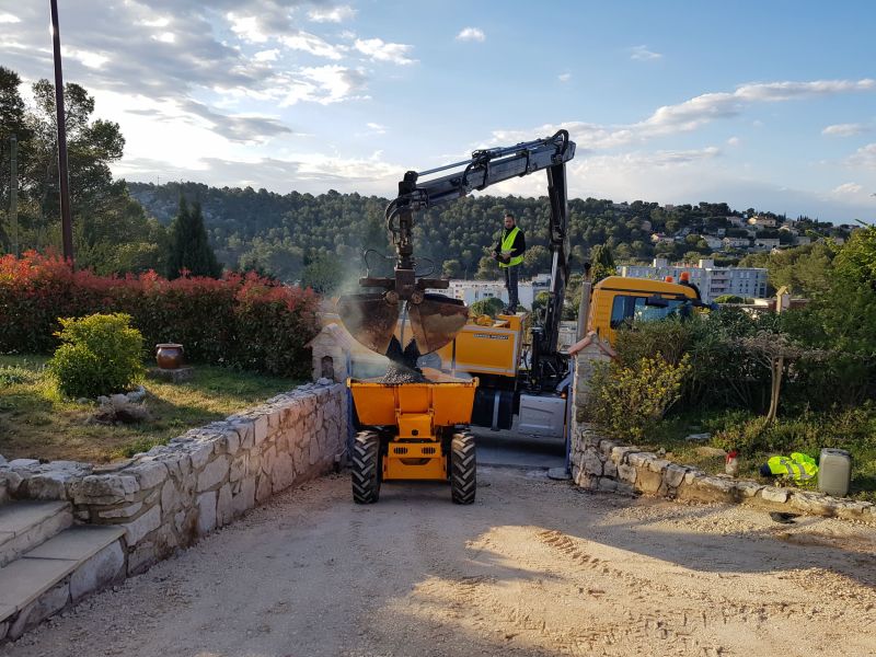 Transport de l'enrobé au dumper de la voie d'accès au chemin du particulier