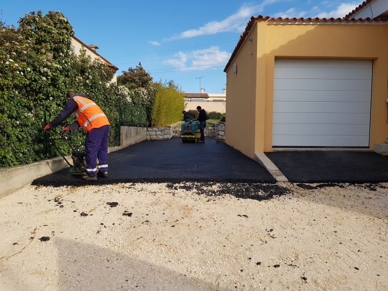 Goudronnage dans une allée de garage dans le 13