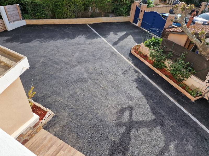 Cours chez un particulier à Marseille en enrobé noir et bordures