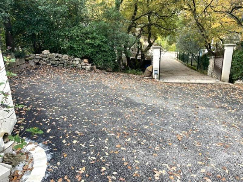Entrée en enrobé noir pour villa individuelle dans le 13