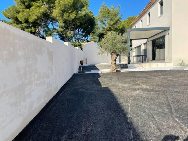 Création d'une entrée en enrobé pour une maison individuelle dans le 13