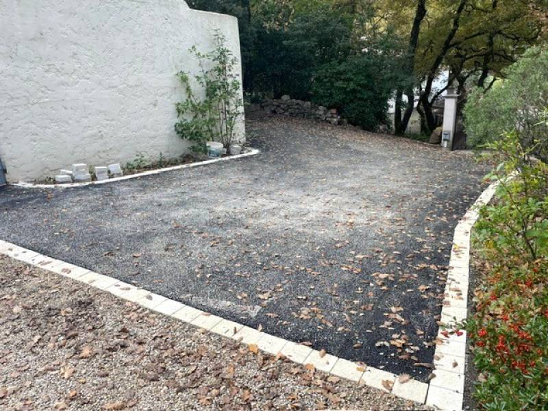 Enrobé noir et bordures pour une entrée de villa dans les Bouchues-du-Rhône
