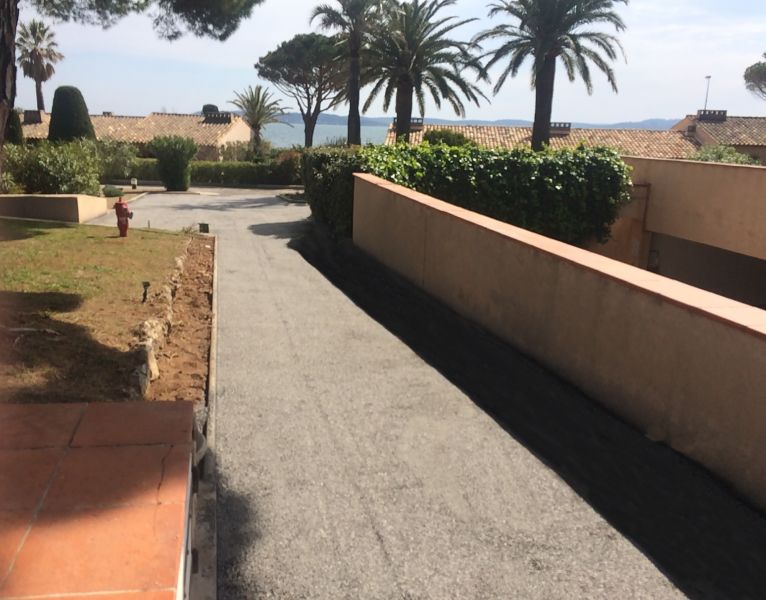 Goudronnage d'une allée piétonne en bicouche après les travaux de réfection dans le 13