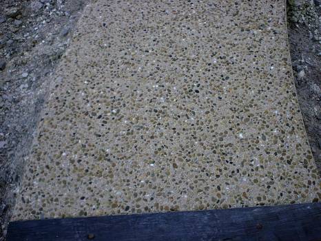 Béton désactivé laissant voir les granulats