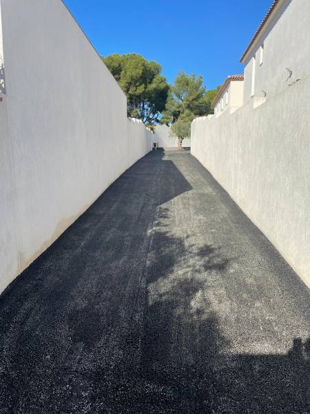 Entrée pour véhicule en enrobé noir dans le 13