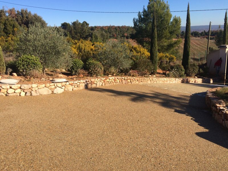 Chemin en béton désactivé avec base colorée à Puyloubier