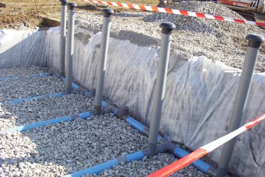 Installation des tuyaux de tout à l'égout sur lit de gravier par Réseau TP dans le 13