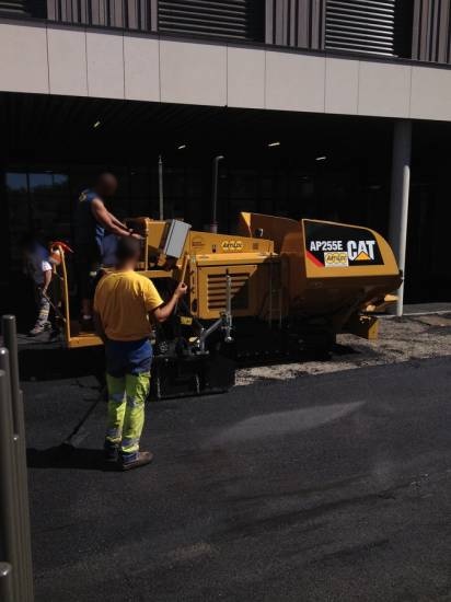 mise en oeuvre des enrobés à Rousset dans le 13 pour une cour d'école