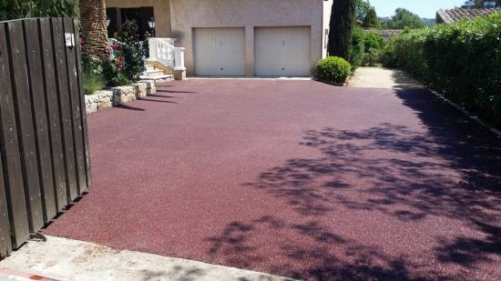 AMénagement d'une voie d'accès à une villa en enrobé rouge