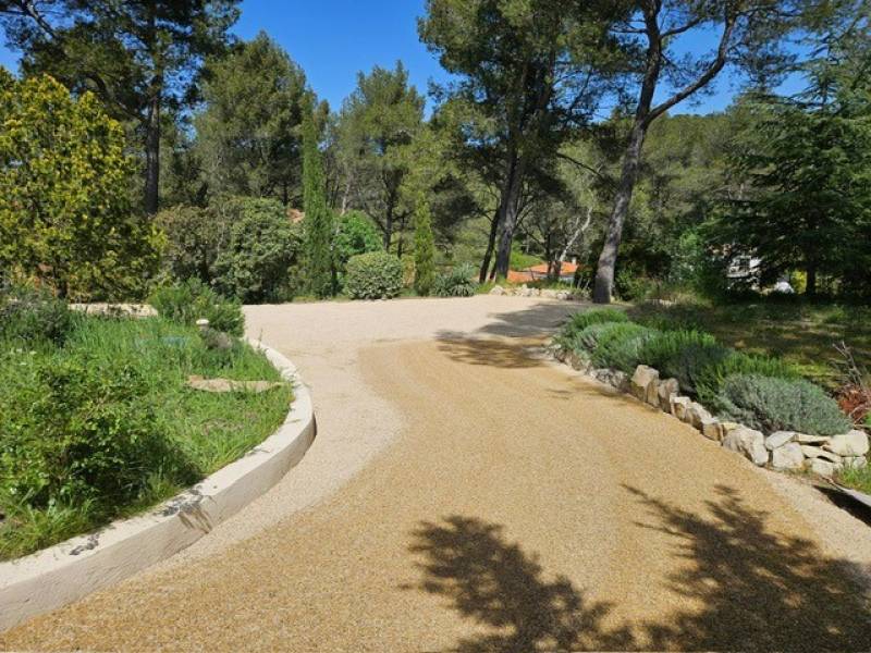 Chemin d'accès à une villa en bicouche Ocre de Bellegarde
