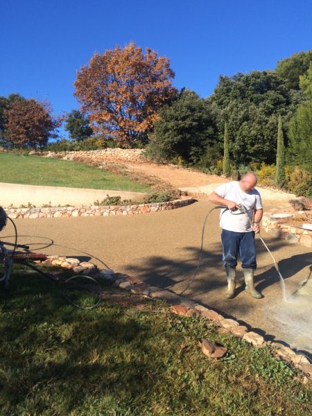 Rinçage au désactivant sur béton désactivé