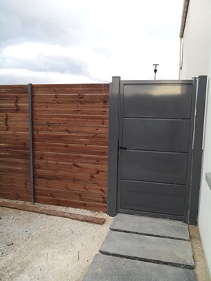 portail style moderne bois et métal