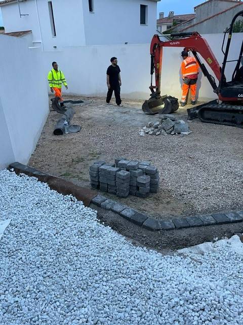 Travaux de terrassement avant pose d'enrobé et pavé chez un particulier dans le 13