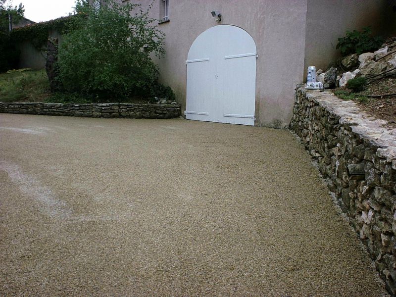 Chemin d'accès à une villa en bicouche beige