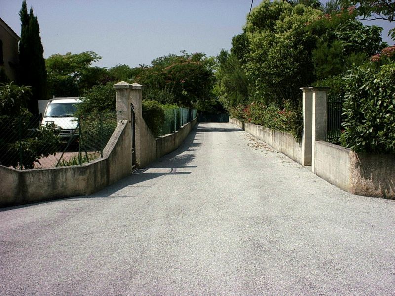 Allée en bicouche gris clair dans une copropriété