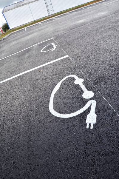 Marquage au sol place pour recharge de véhicule électrique à Aix en Provence