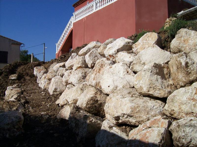 Enrochement à Cassis pour l'accès à la maison d'un particulier
