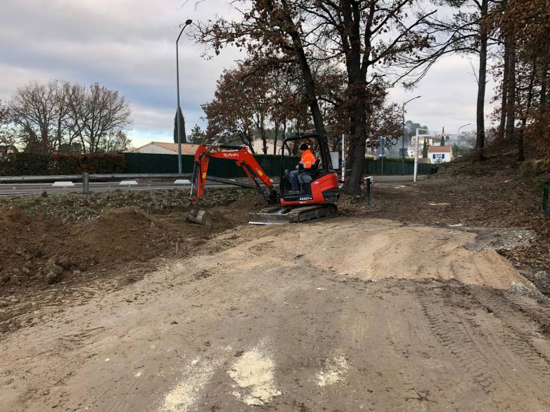 Travaux de terrassement pour chantier de création d'une aire de stationnement public pour pumptrack