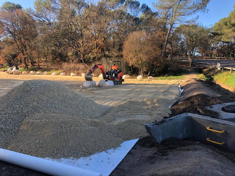 Préparation du sol pour création d'une aire de stationnement à Fuveau