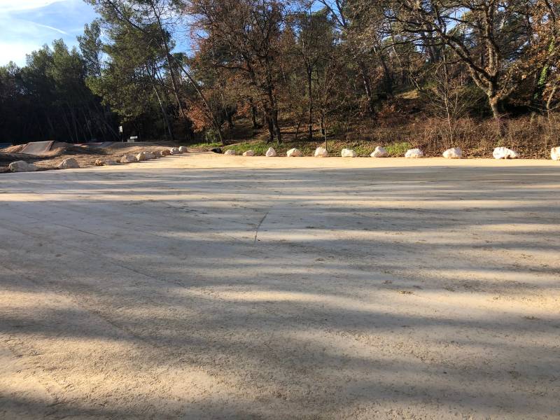 Aire de stationnement en grave non traitée compactée à Fuveau