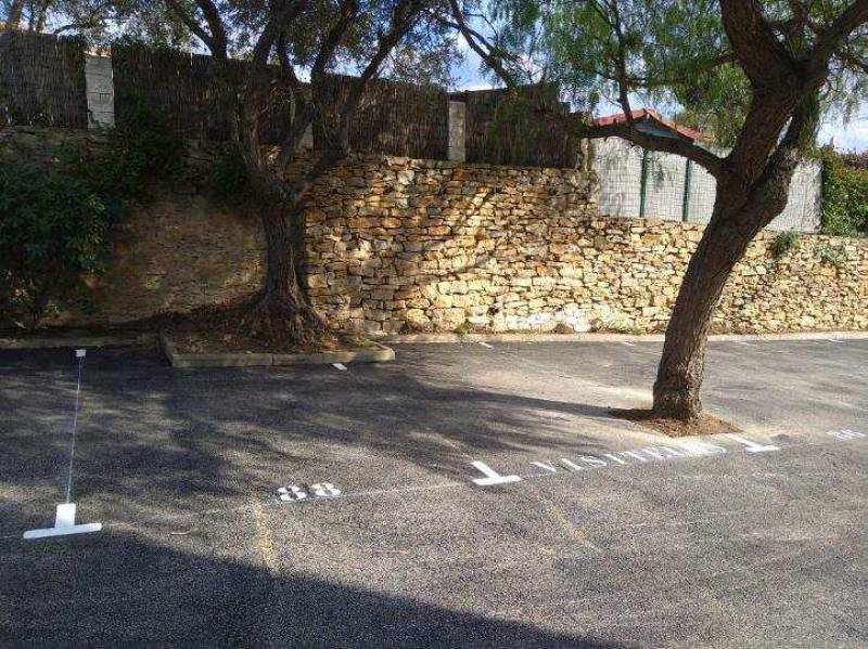 Réfection d'un parking en enrobé noir et traçage des places de parking à la peinture routière dans une copropriété à La Ciotat