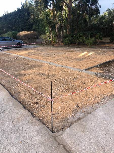 Mise à niveau du terrain avant application d'enrobé noir pour travaux de voirie par Réseau TP