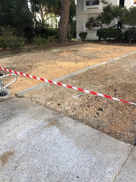 Terrassement avant application de l'enrobé pour réfection d'un parking en enrobé noir à La Ciotat dans les Bouches du Rhône