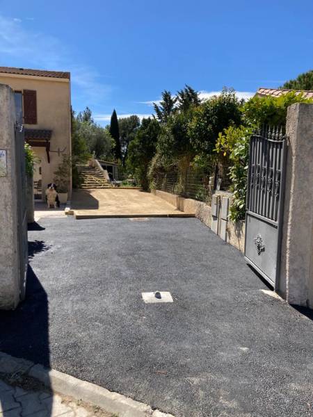 Terrain de pétanque chez un particulier et enrobé noir par Réseau TP dans le 13